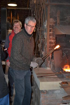Mitglieder des Heimatvereins Exten zeigen im Unteren Eisenhammer, wie man schmiedet. Da schaut auch der Vorsitzende Horst Vöge (hinten) immer wieder gern zu. © az
